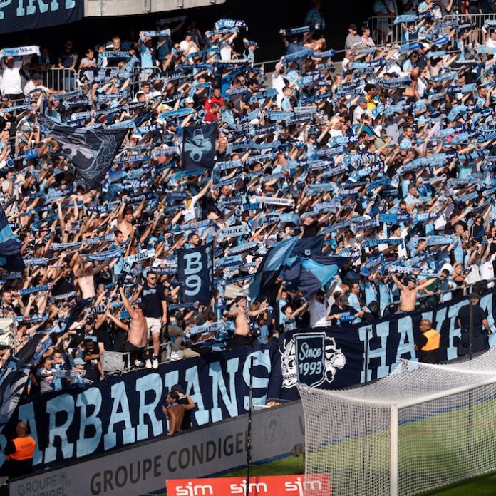 Club de fútbol francés expulsa a hincha de 6 años por arrojar bolas de papel