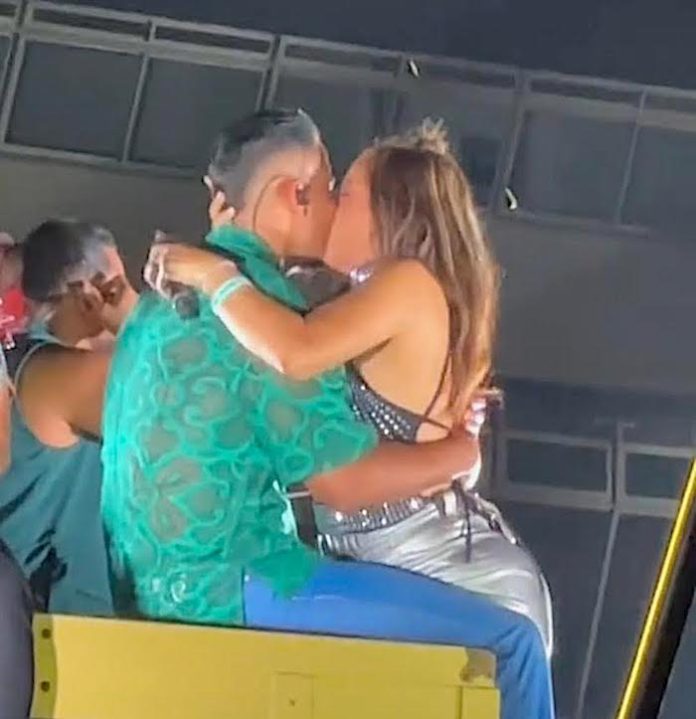 Fanática termina en divorcio tras besar a Romeo Santos en concierto