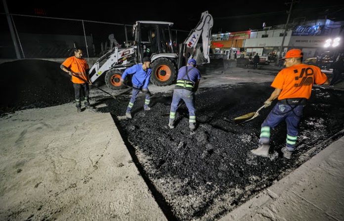 Continúa mantenimiento de calles y avenidas de Monterrey