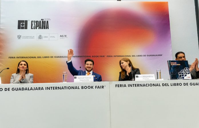 Samuel García presenta el libro ‘Nuevo León, 200 años de Historia’ en la FIL de Guadalajara