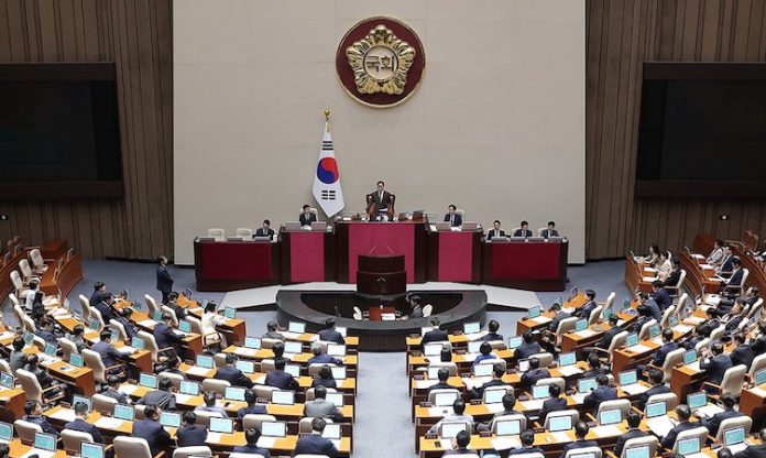 Parlamento surcoreano no consigue cifra de votos necesaria para destituir al presidente, tras fallido intento de imponer la ley marcial