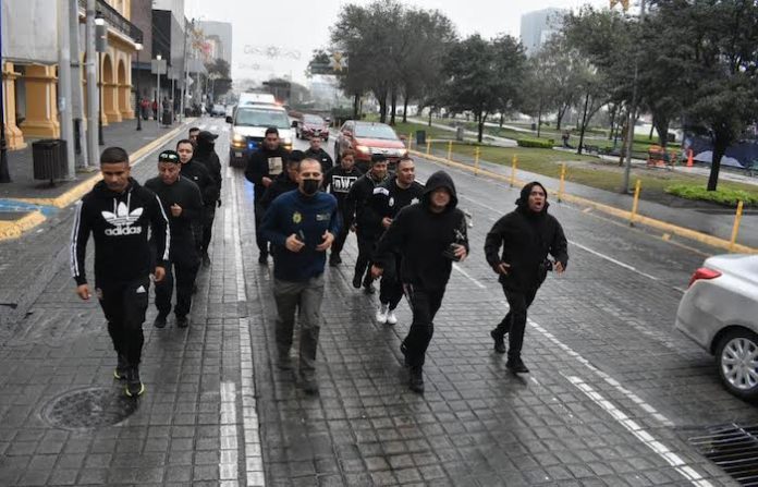 Policías de Monterrey entregan Rosa de Plata en honor a la Virgen de Guadalupe