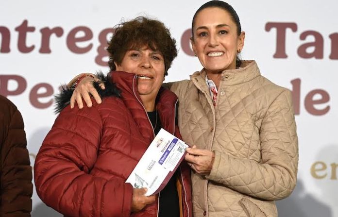 Claudia Sheinbaum entrega nuevas tarjetas del Banco del Bienestar en Puebla y destaca apoyo histórico a las mujeres