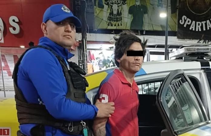 Detienen a dos hombres por robo en el centro de Monterrey