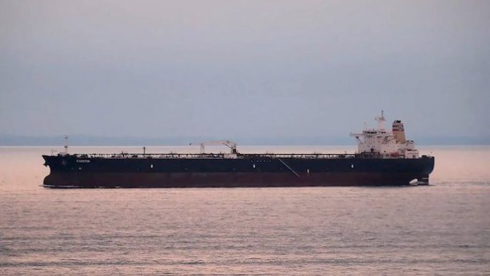 Remolcador alemán establece conexión con petrolero que navegaba a la deriva en el Báltico
