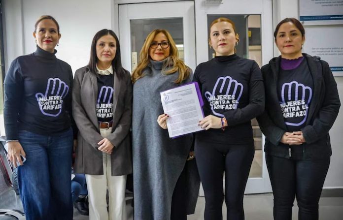 Mujeres alzan la voz contra el aumento de tarifas de transporte público en Nuevo León