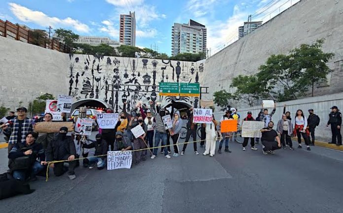 Continúan las protestas en la ciudad por el aumento al transporte urbano, cierran el Túnel de la Loma Larga y otras avenidas