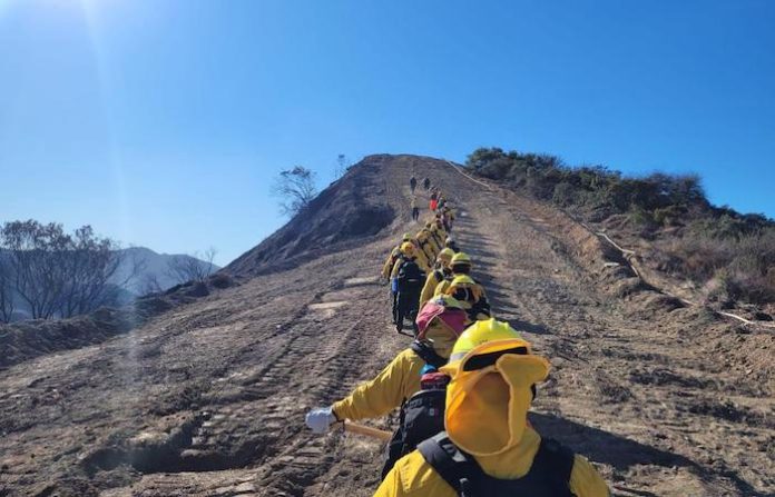 Equipo de 72 civiles y militares mexicanos ayuda a combatir incendios en Los Ángeles, EU