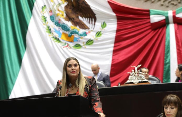 Ana González exige revocar aumento al transporte público en NL por ineficiencia y mala calidad