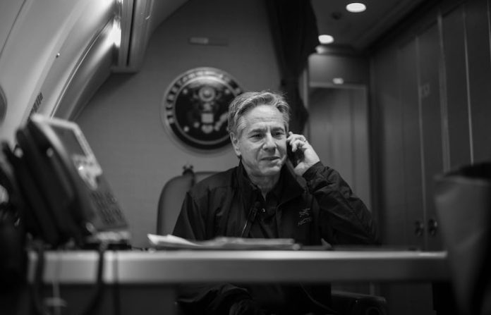 “¡Criminal, tu sitio está en La Haya!”: increpan a Blinken por respaldar a Israel contra Palestina