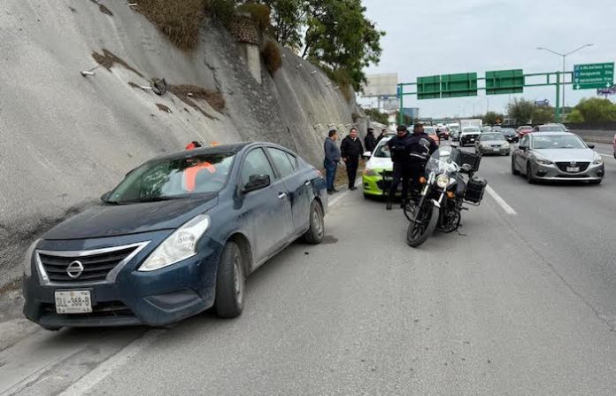 Agentes de Tránsito rescatan a bebé abandonado en un vehículo en Guadalupe