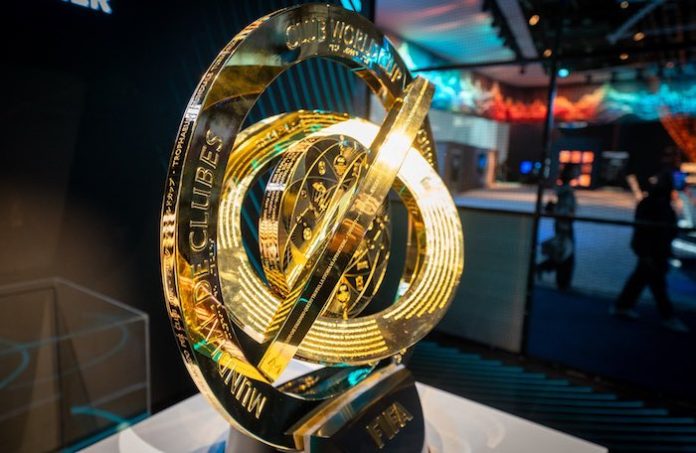 El trofeo de la FIFA Club World Cup™ inicia su gira mundial con brillo y glamour