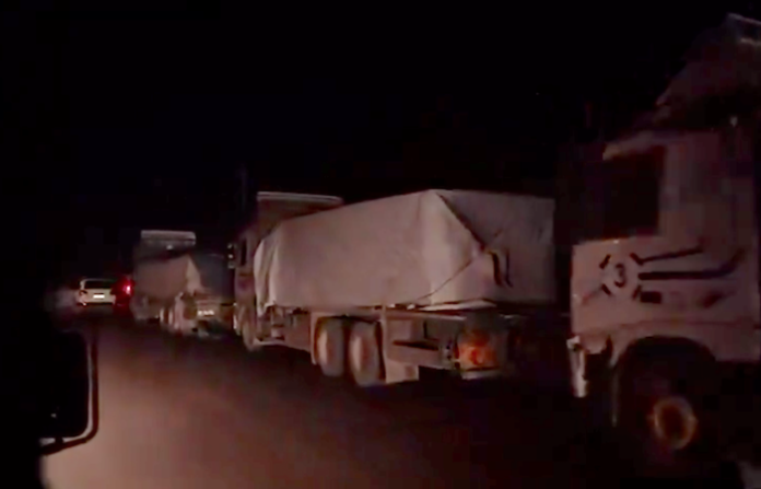 Camiones con ayuda humanitaria cruzan las fronteras de Egipto con la Franja de Gaza