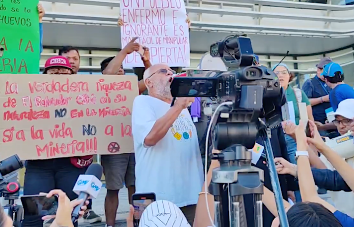 Manifestación en El Salvador contra decisión de Bukele de impulsar la minería metálica
