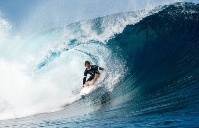 Alan Cleland logra histórica clasificación al Tour Mundial de Surf 2025