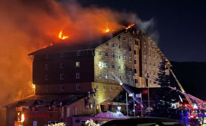 Una parrilla, posible causa del incendio que mató a 78 personas en un hotel de Turquía