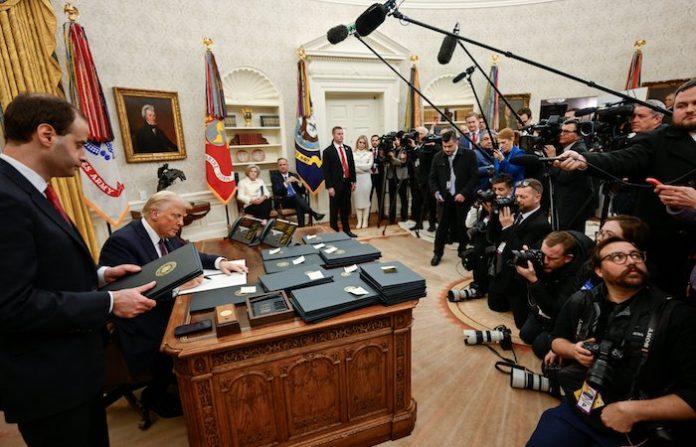 Trump firma orden ejecutiva para “repeler, repatriar y expulsar” migrantes en la frontera con México