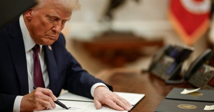 Juez de EU bloquea orden ejecutiva de Trump que busca eliminar la ciudadanía por nacimiento