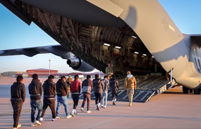 Gobierno de EU envía a Guatemala dos vuelos con migrantes deportados