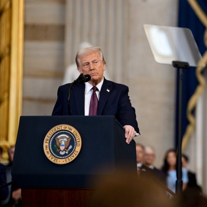 Trump anuncia sanciones a Colombia por negarse a recibir a migrantes deportados; Bogota responde a Washington con aranceles del 50%