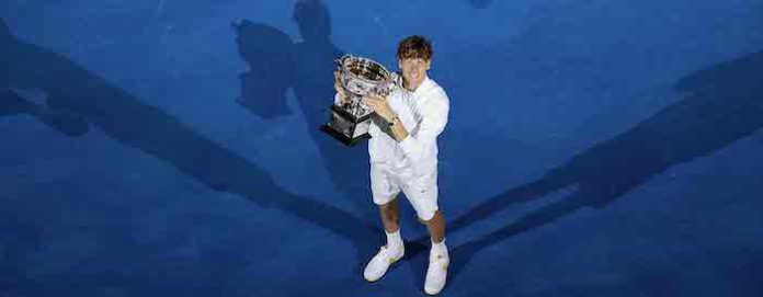 Sinner revalida Melbourne y alza su tercera copa de Grand Slam