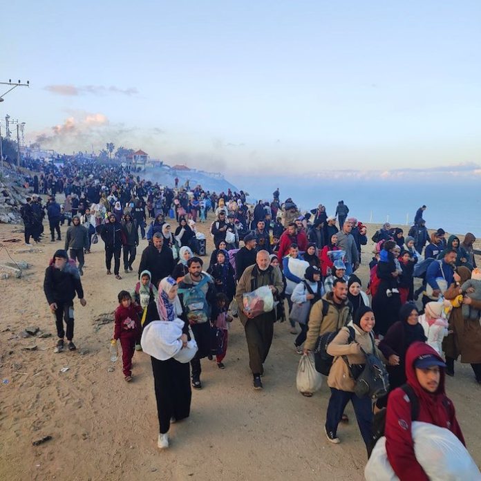 Video: Más de 300.000 palestinos regresan al norte de la Franja de Gaza