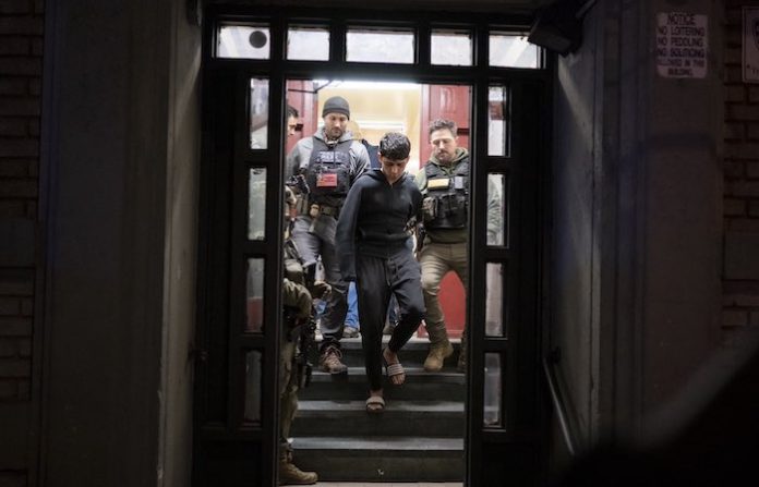 Departamento de Seguridad Nacional de EU detiene migrantes en redadas en Nueva York