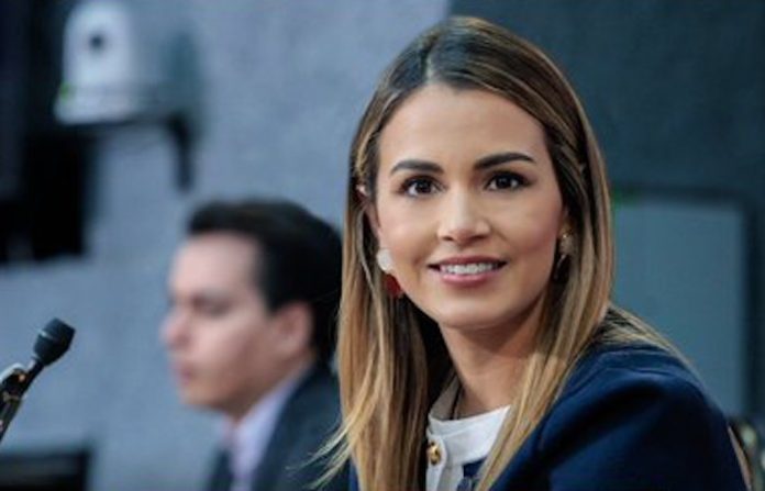 Lorena de la Garza celebra giro del Gobierno y critica compra de camiones chinos