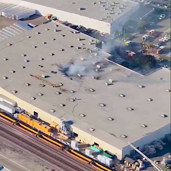 Sube a dos cifra de muertos por caída de avioneta sobre edificio en California