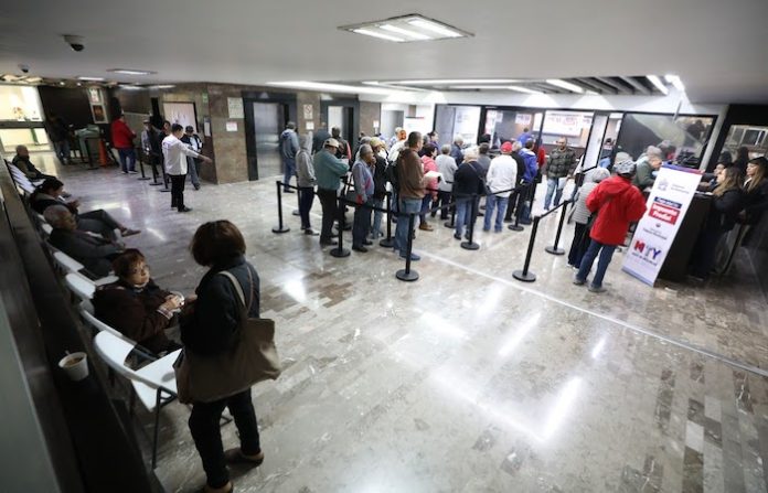 Ciudadanos de Monterrey responden masivamente al pago del predial