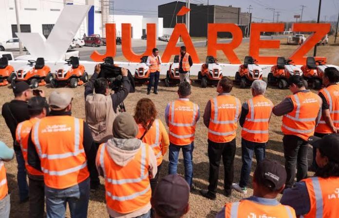 Juárez fortalece servicios públicos con entrega de mini tractores para mejorar espacios comunitarios