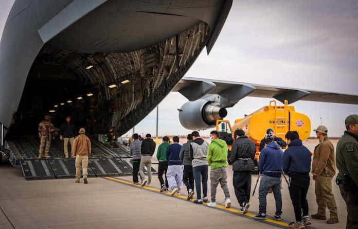 Juez de EU ordena suspender deportaciones en base a Ley de Enemigos Extranjeros de 1798