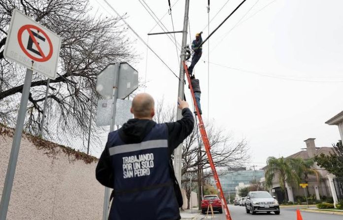 Avanza San Pedro en la modernización urbana con retiro de cableado obsoleto