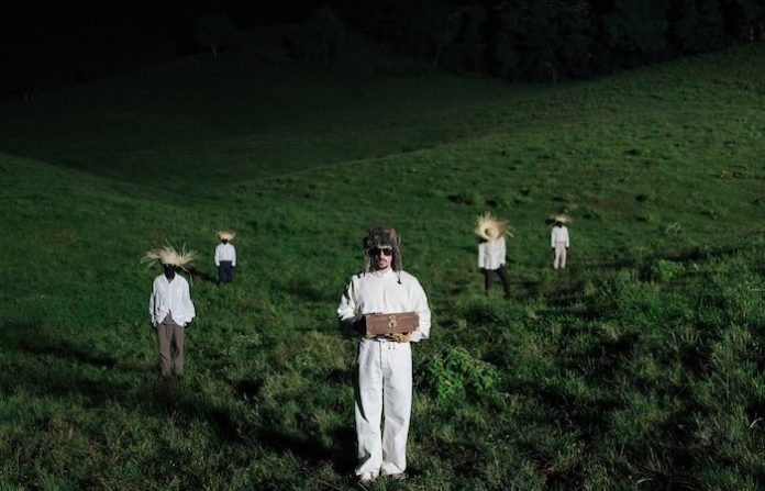 Bad Bunny presenta las canciones y mensaje de su próximo disco, “Debí Tirar Más Fotos”