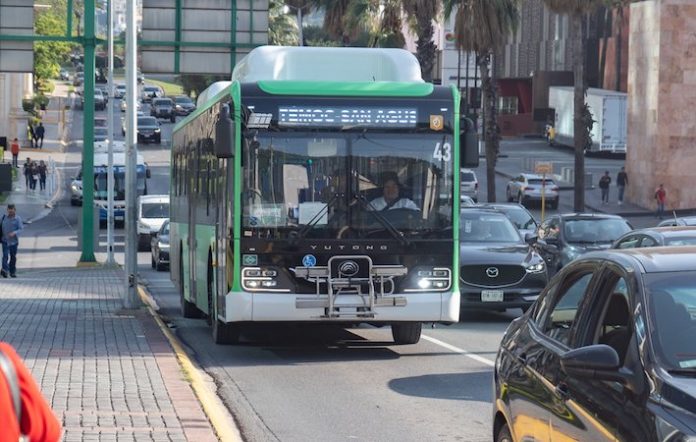 Aprueban alza de transporte; hay protestas incluida una diputada de MC que se opone