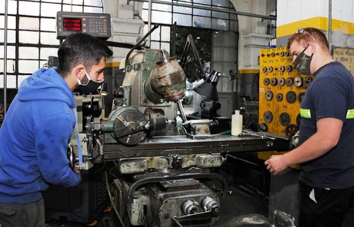 Baja de empleadores en México refleja que el mercado laboral “se está transformando”, dice analista