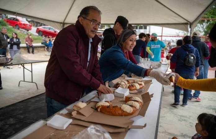 Andrés Mijes celebra la Tradicional Rosca de Reyes con las familias de Escobedo