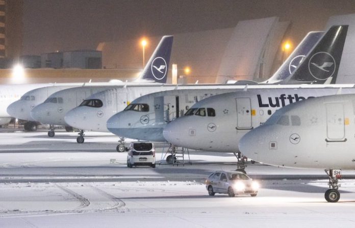 El mayor aeropuerto de Alemania cancela más de cien vuelos por las nevadas