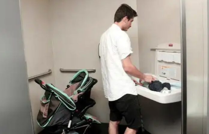 Iniciativa promueve instalar cambiadores de pañales en sanitarios de mujeres y hombres