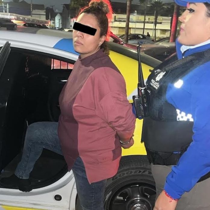 Mujer detenida por presunto robo en tienda comercial