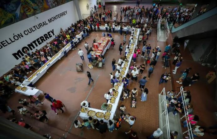 Miles de familias celebran el Día de Reyes en el Palacio municipal de Monterrey