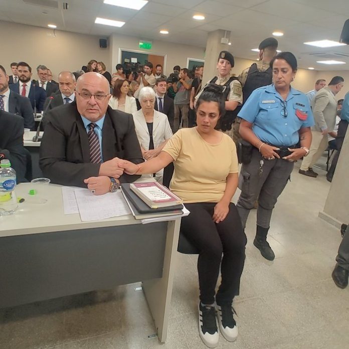 Enfermera acusada de matar a cinco bebés en Argentina declara su inocencia