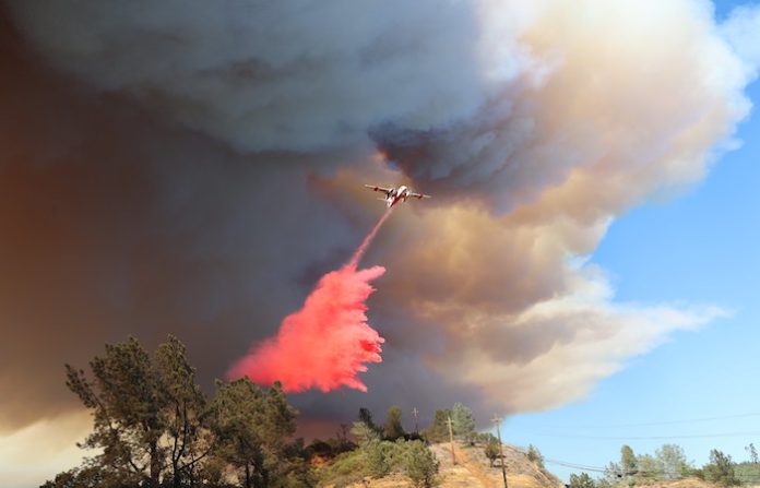 California pide más apoyo para frenar y sofocar masivos incendios forestales