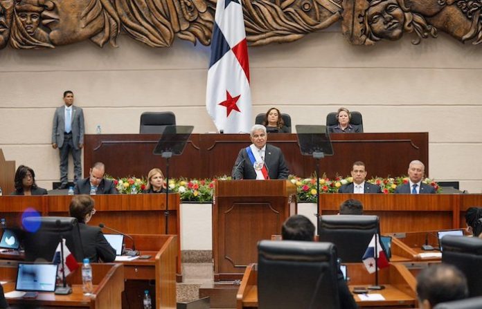 Presidente panameño ratifica soberanía sobre el Canal en Día de los Mártires