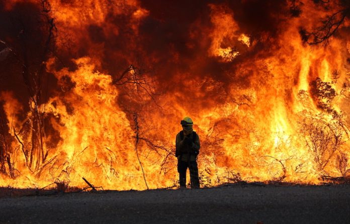 Incendios en California dejan a más de 400.000 clientes sin suministro eléctrico