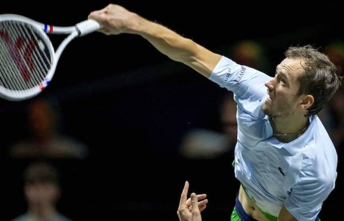 Medvedev atrapa una necesitada victoria en Marsella