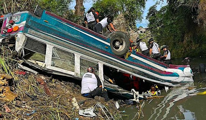 Socorristas culminan recuperación de más de 50 muertos en accidente de bus en Guatemala