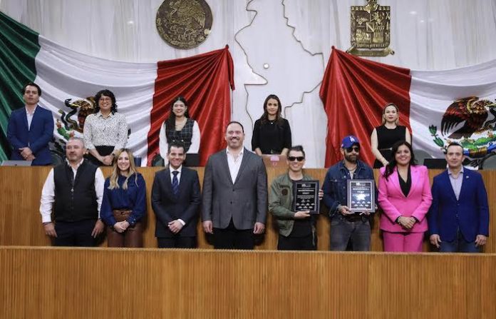 Reconocen los 25 años de trayectoria de la agrupación Kinky