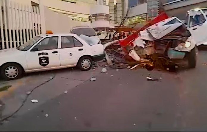 Video:Choque múltiple en Cumbres deja un muerto y seis heridos