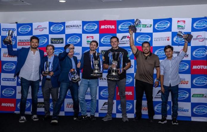Alessandros Racing fue galardonado en la Noche de Campeones de la Copa Notiauto